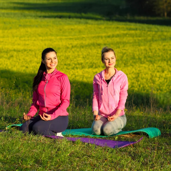 Yoga flickor — Stockfoto