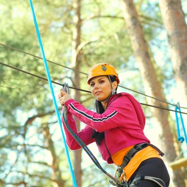 Ragazza impegnata arrampicata — Foto Stock