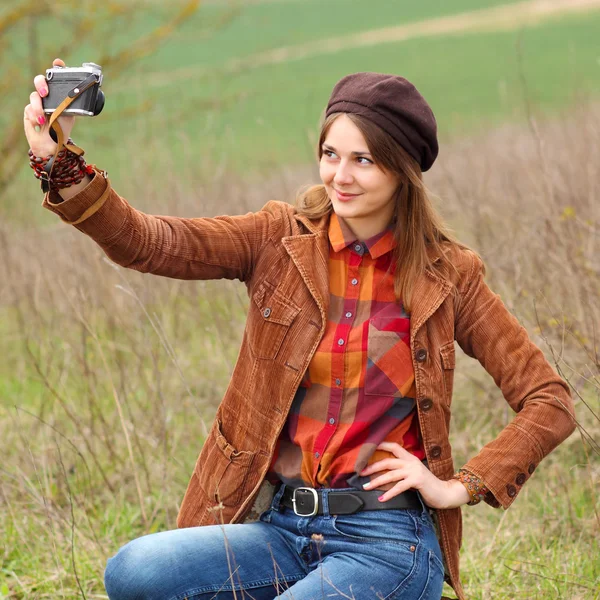 Mädchen fotografiert sich selbst — Stockfoto