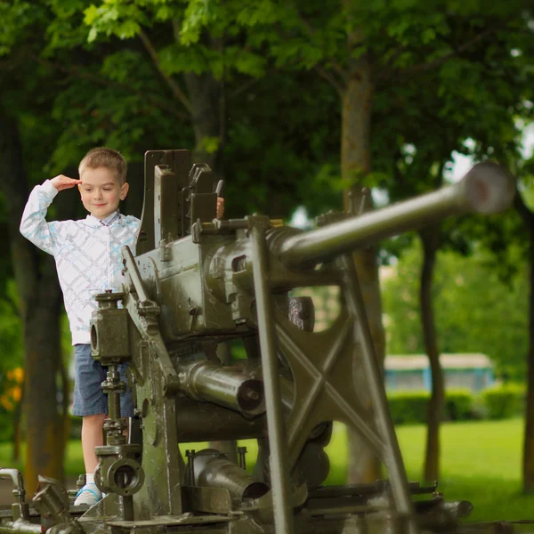 Junge mit Kanone — Stockfoto