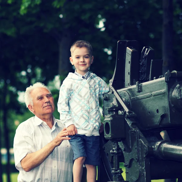 Family near artillery gun — Stock Photo, Image