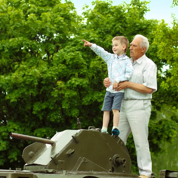 Famille sur véhicule militaire — Photo