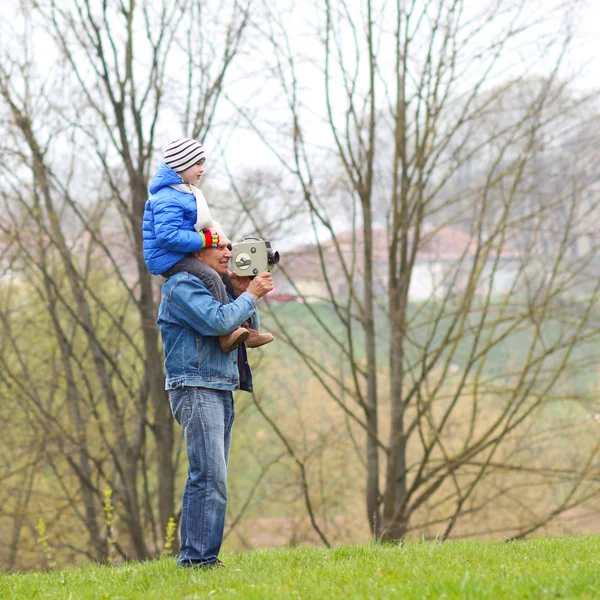 Familie maakt films — Stockfoto