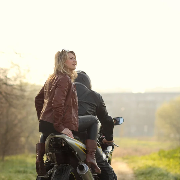 Couple with motorcycle — Stock Photo, Image