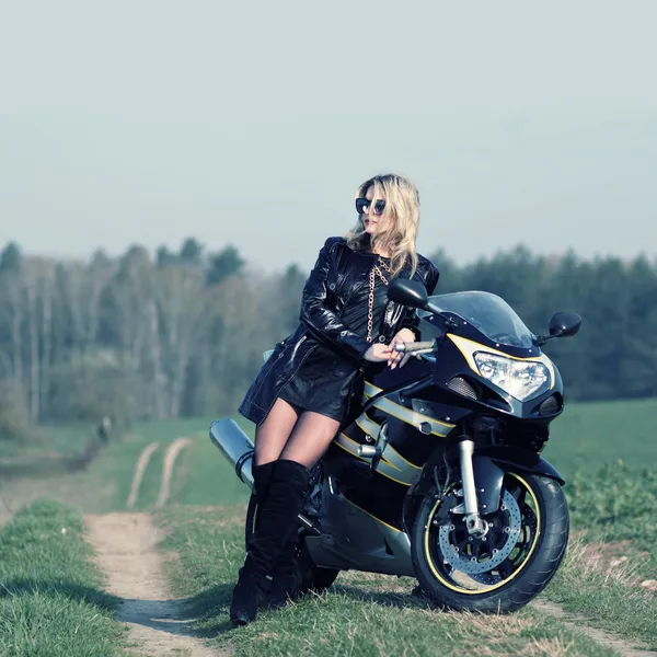 Mulher na motocicleta — Fotografia de Stock