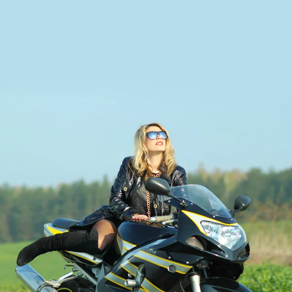 Mulher na motocicleta — Fotografia de Stock