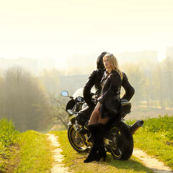 Couple with motorcycle — Stock Photo, Image