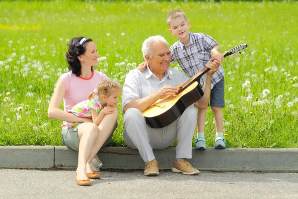 Family with guitar — Stock Photo, Image