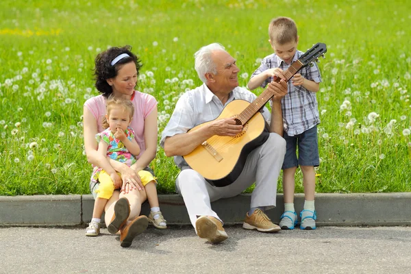 Stary człowiek gra gitara — Zdjęcie stockowe