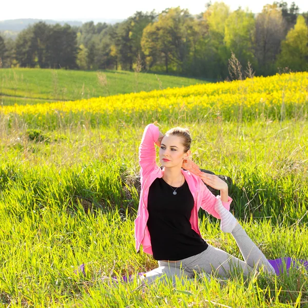 Yoga kvinna — Stockfoto