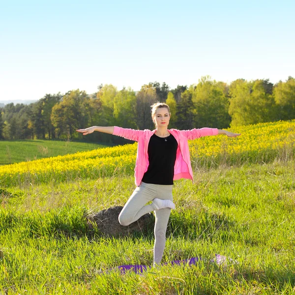 Mulher pratica ioga — Fotografia de Stock