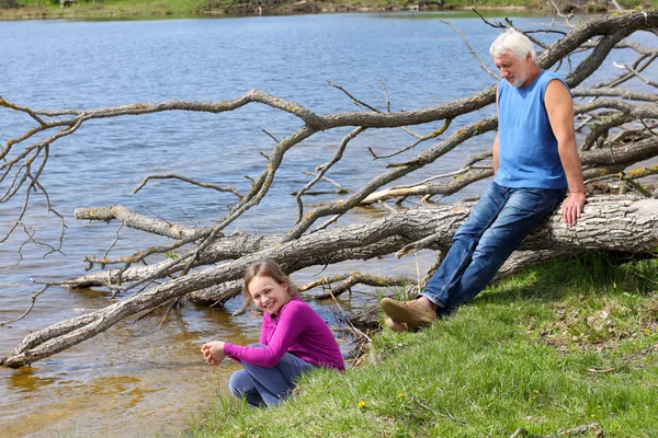 Familie in Flussnähe — Stockfoto