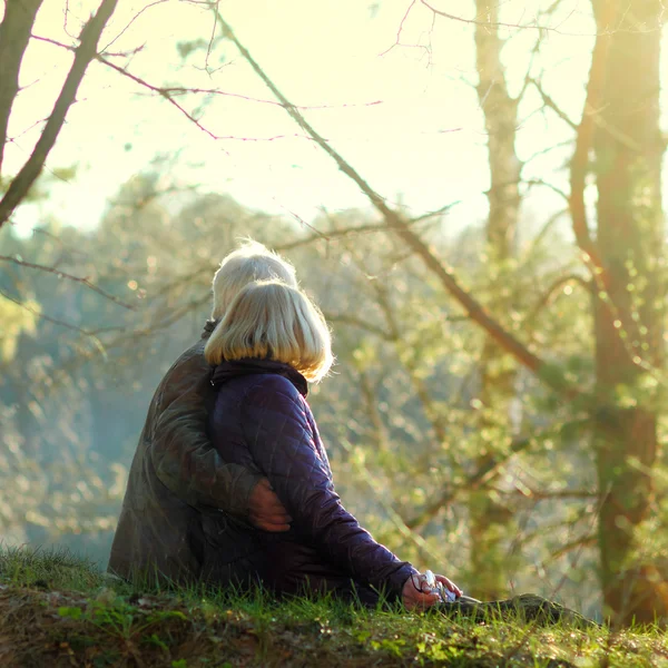 Couple en forêt — Photo