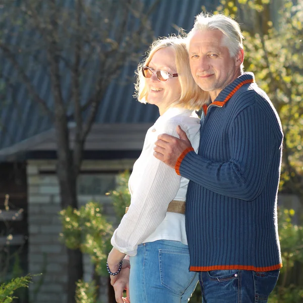 Couple de personnes âgées amoureux — Photo