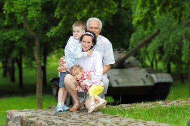 parkta poz Dört Kişilik Aile
