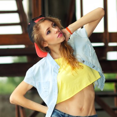 terk edilmiş ve fabrika kızı