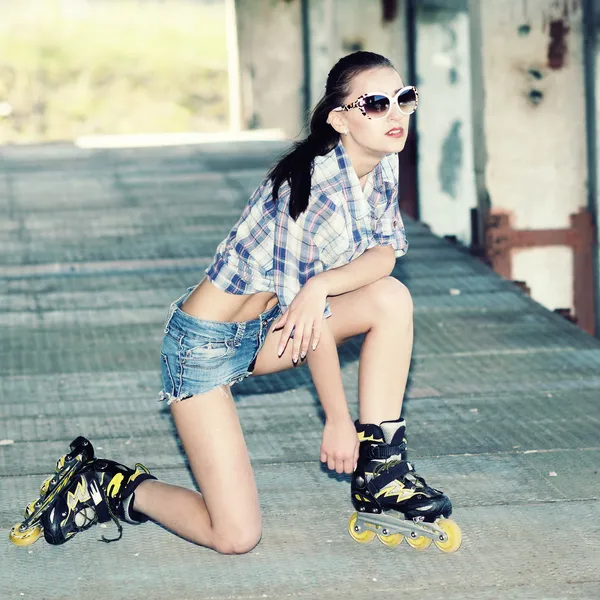 Menina bonita em patins — Fotografia de Stock