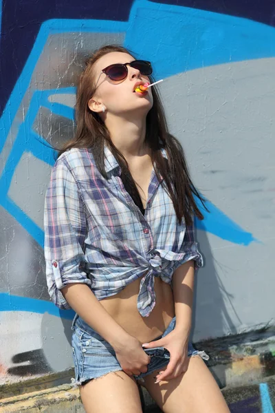 Menina alegre comer doces — Fotografia de Stock
