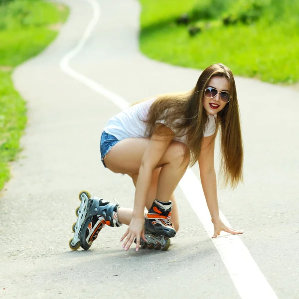 滚轴溜冰鞋美丽性感的女孩 — 图库照片