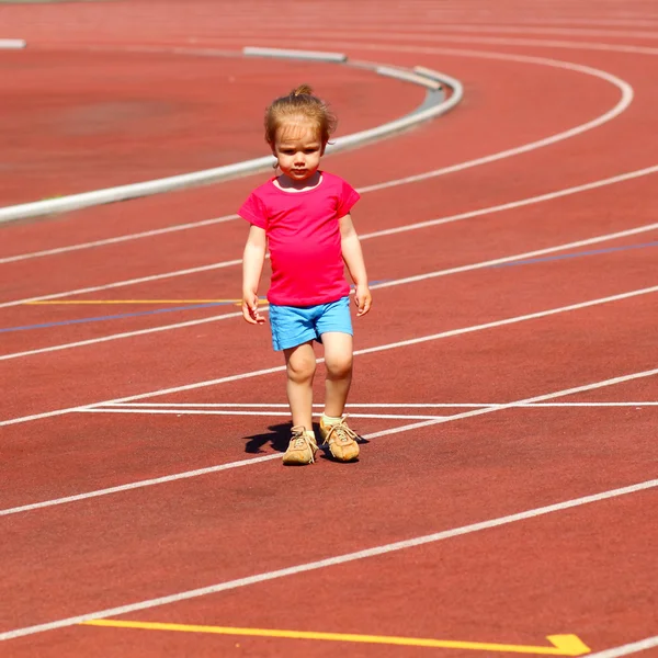 Petite fille courant au stade — Photo