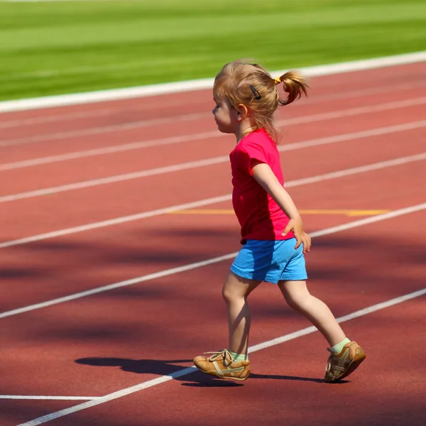 Menina correndo no estádio — Fotografia de Stock