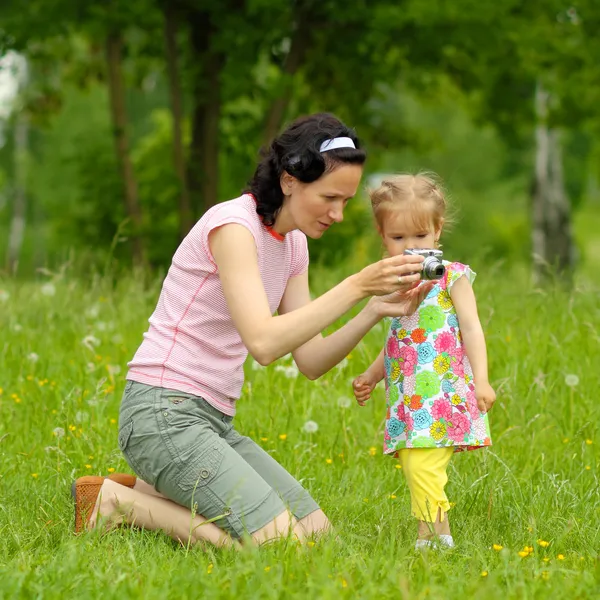 Anne ve kızı photocamera ile — Stok fotoğraf