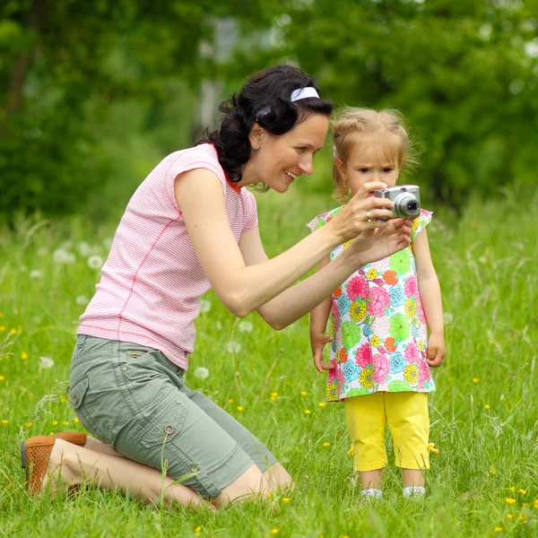 Anne ve kızı photocamera ile — Stok fotoğraf