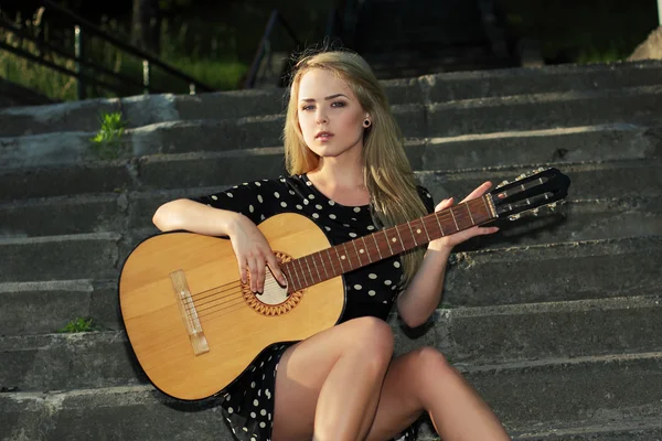 Mädchen spielt Gitarre auf der Straße — Stockfoto