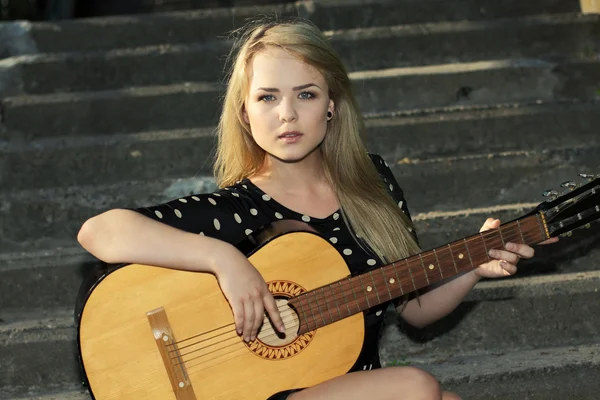 Girl playing guitar on the street — Stock Photo, Image