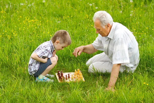 Nonno e nipote giocare a scacchi — Foto Stock