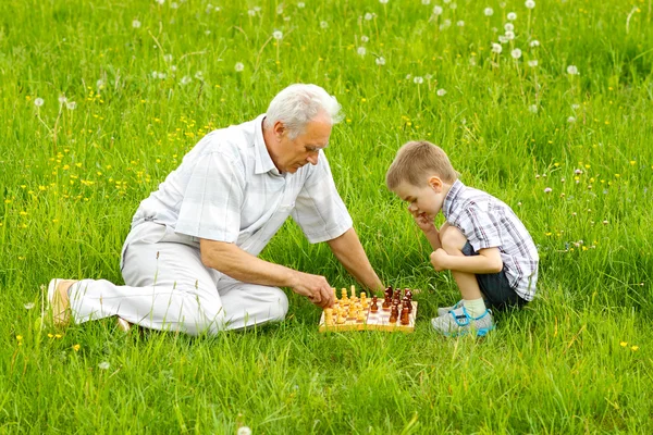 Nonno e nipote giocare a scacchi — Foto Stock