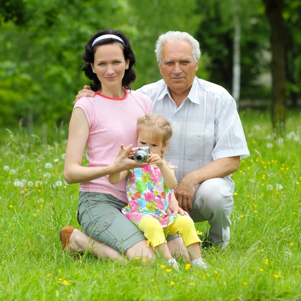 Großvater, Tochter und Enkelin mit Kamera im Freien — Stockfoto