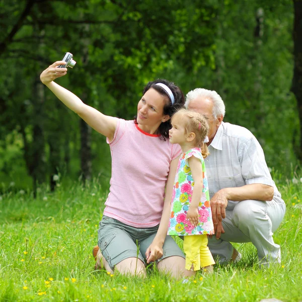 Dziadek, córka i wnuczka są fotografowane — Zdjęcie stockowe