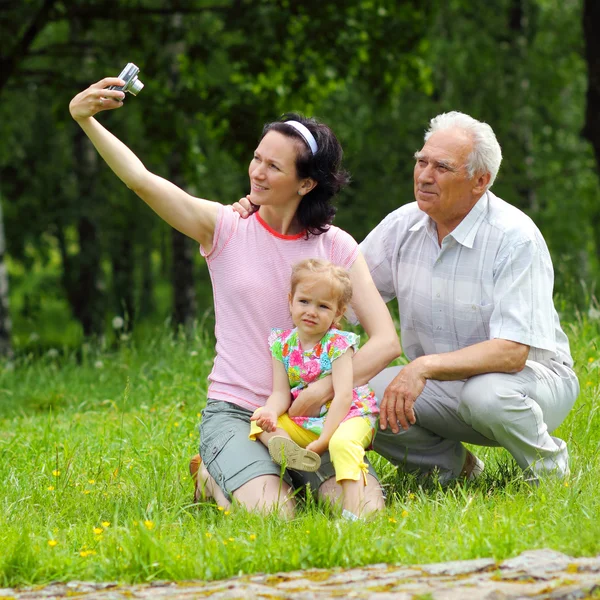 Großvater, Tochter und Enkelin werden fotografiert — Stockfoto