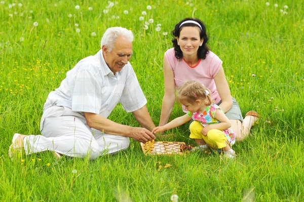 Grandfather and granddaughter playing chess — Stock Photo, Image