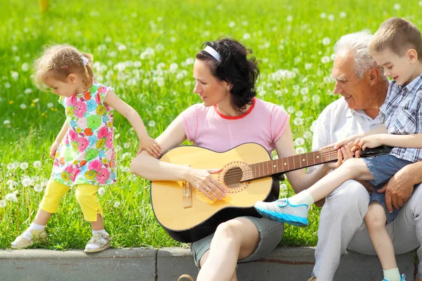 Mãe tocando guitarra para seus filhos — Fotografia de Stock