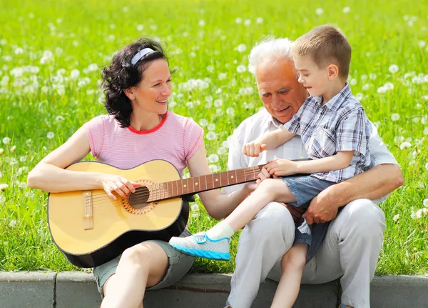 Mutter spielt Gitarre für ihre Kinder — Stockfoto