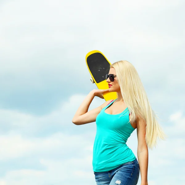 Femme blonde avec skateboard — Photo