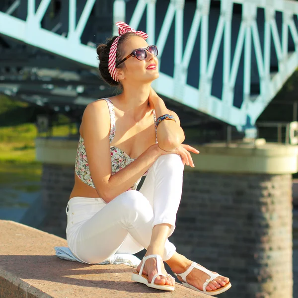 Позитивная девушка в солнечных очках — стоковое фото