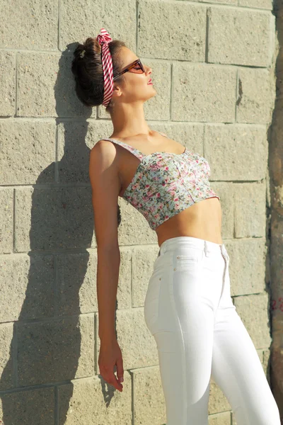 Chica en estilo vintage contra la pared de ladrillo —  Fotos de Stock