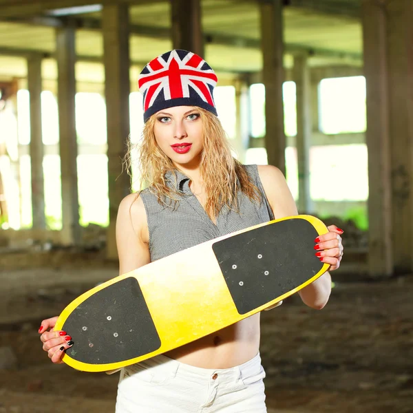 Heiße Sommer Mädchen mit Skateboard — Stockfoto