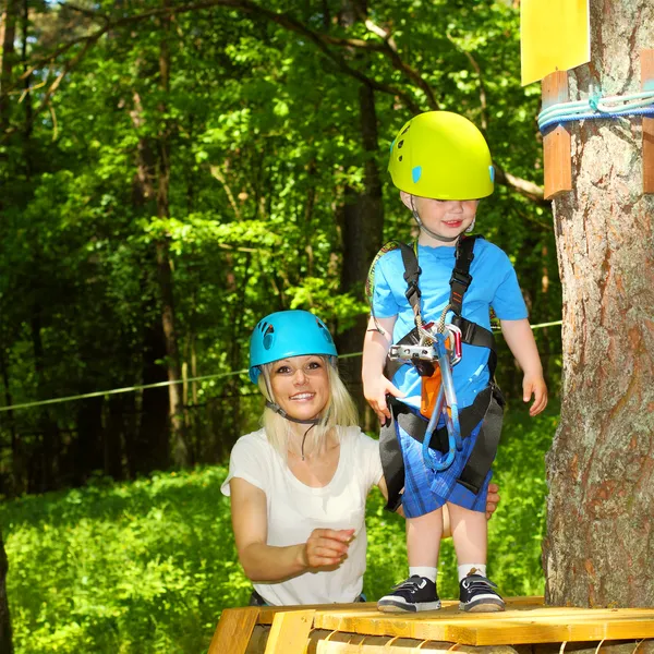 Mutter und Sohn klettern auf die Bäume — Stockfoto