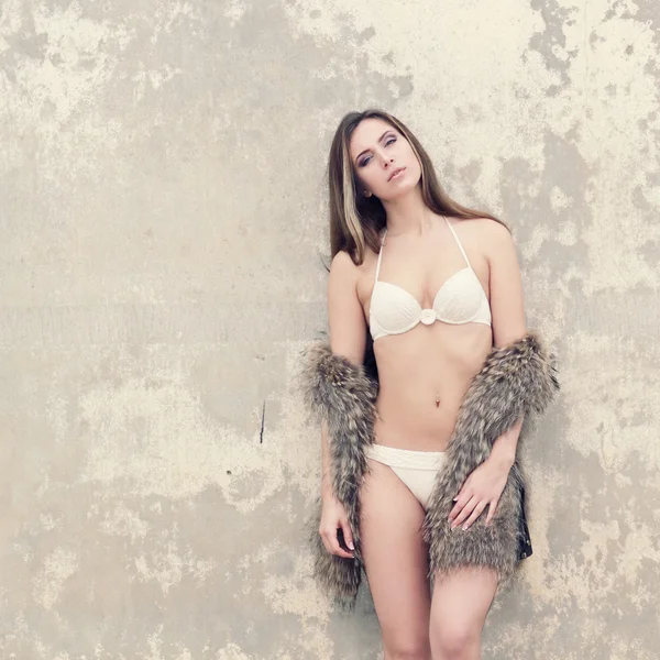 Ragazza in bikini e pelliccia — Foto Stock