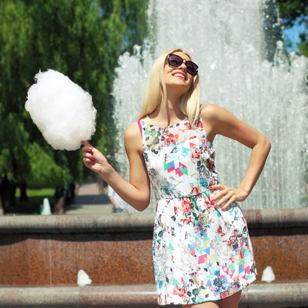 Mädchen isst Zuckerwatte — Stockfoto