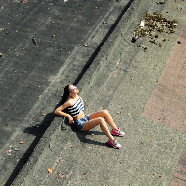 Menina com skate — Fotografia de Stock