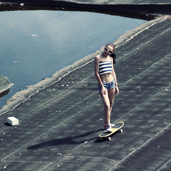 Menina com skate — Fotografia de Stock