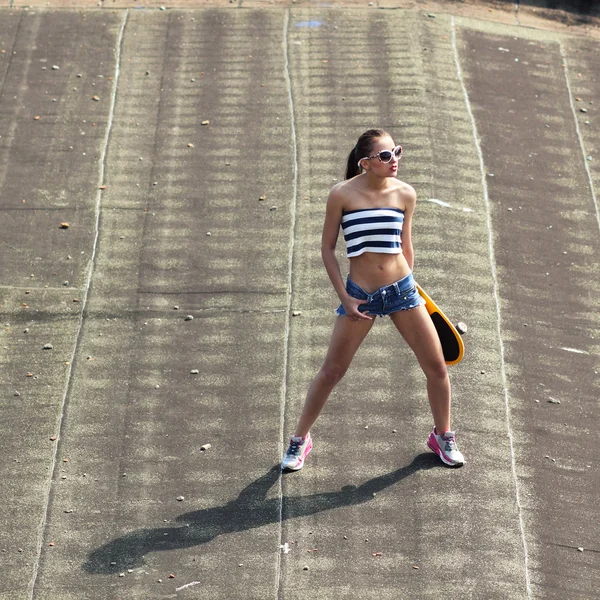 Ragazza con skateboard — Foto Stock