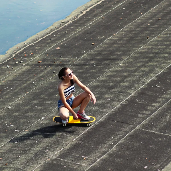 Mädchen mit Skateboard — Stockfoto