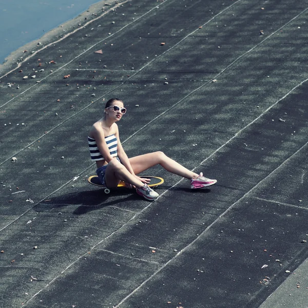 Menina com skate — Fotografia de Stock