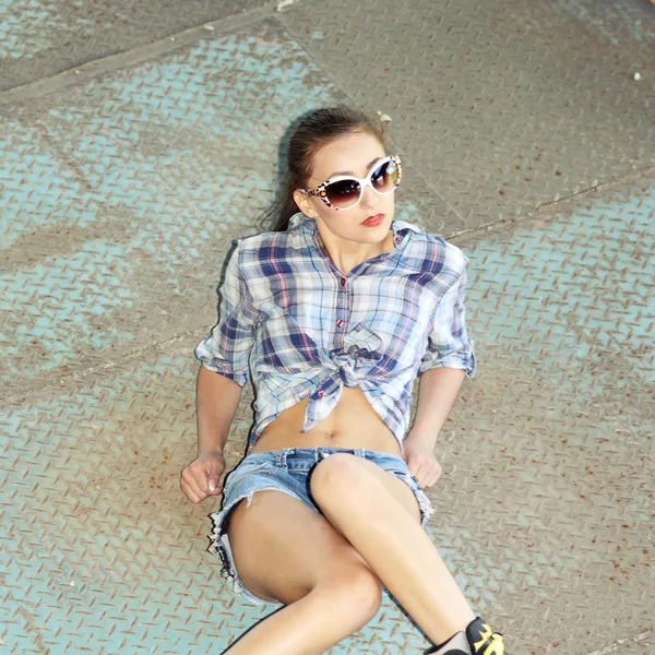 Mädchen auf rostigem Boden — Stockfoto